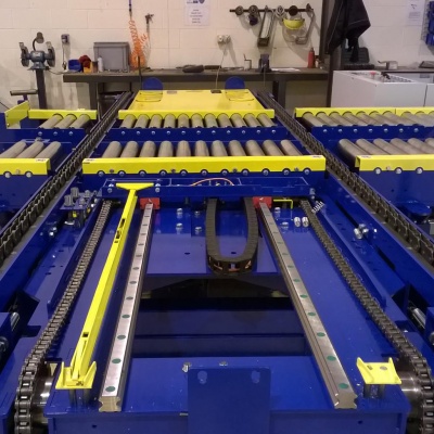 pallet conveyor with chain transfer